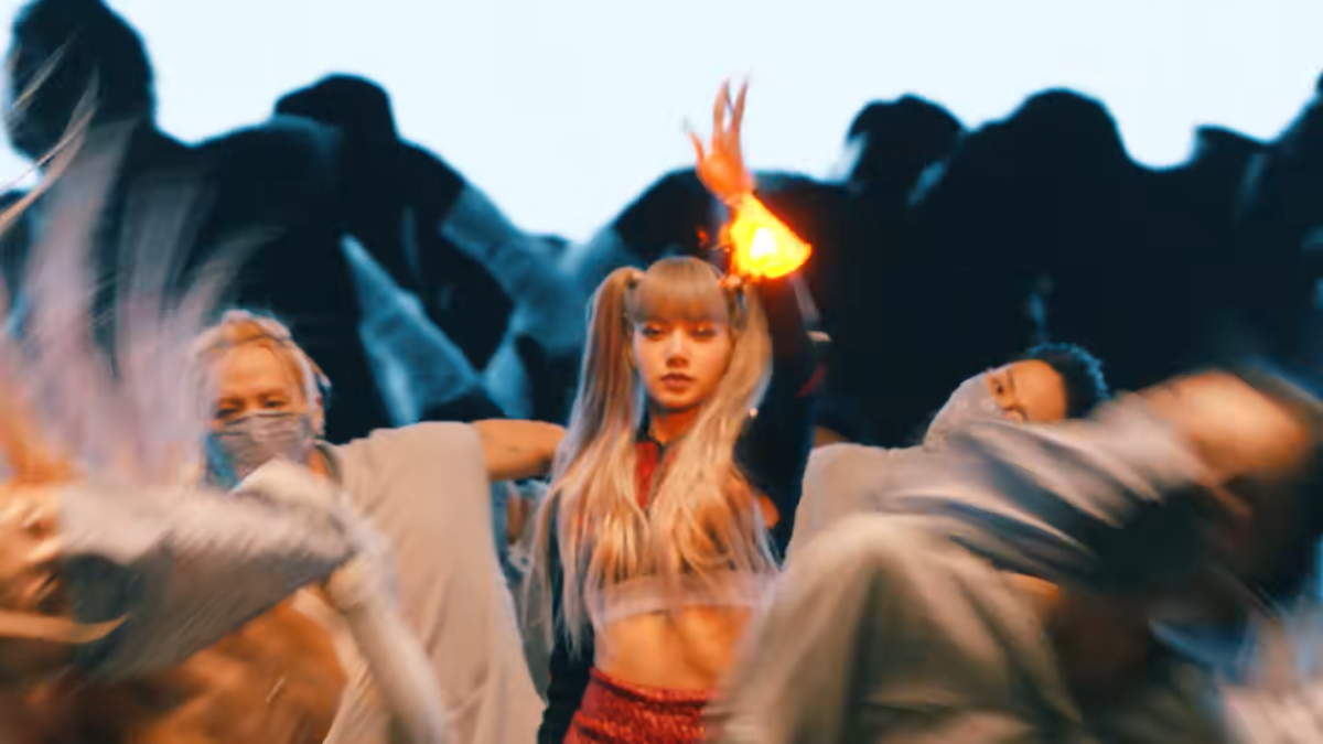 Dân tình trầm trồ khi Lisa (BlackPink) tự tay thực hiện cảnh đốt lửa trong MV mới, không cần hiệu ứng ảo Ảnh 1