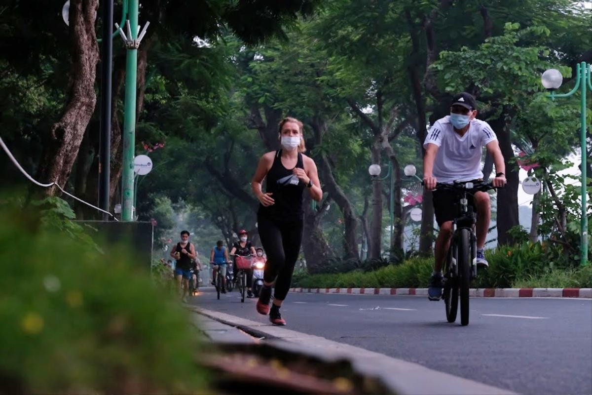 Người dân Hà Nội đi tập thể dục đông nghịt từ sáng sớm trong ngày đầu được phép hoạt động trở lại Ảnh 10