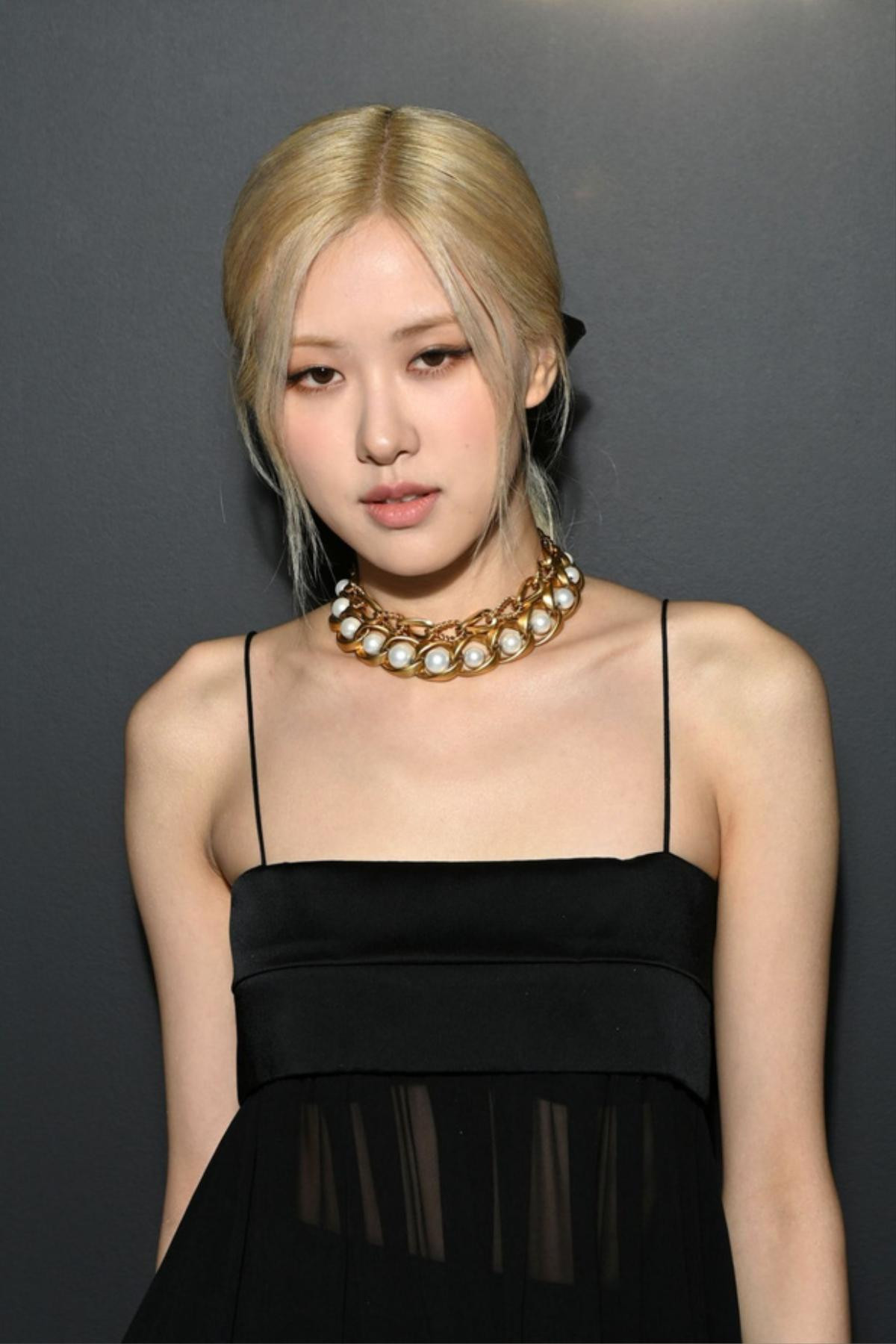 Rosé (BlackPink) suýt bật khóc khi nghe ca khúc solo của mình tại Paris Fashion Week Ảnh 2