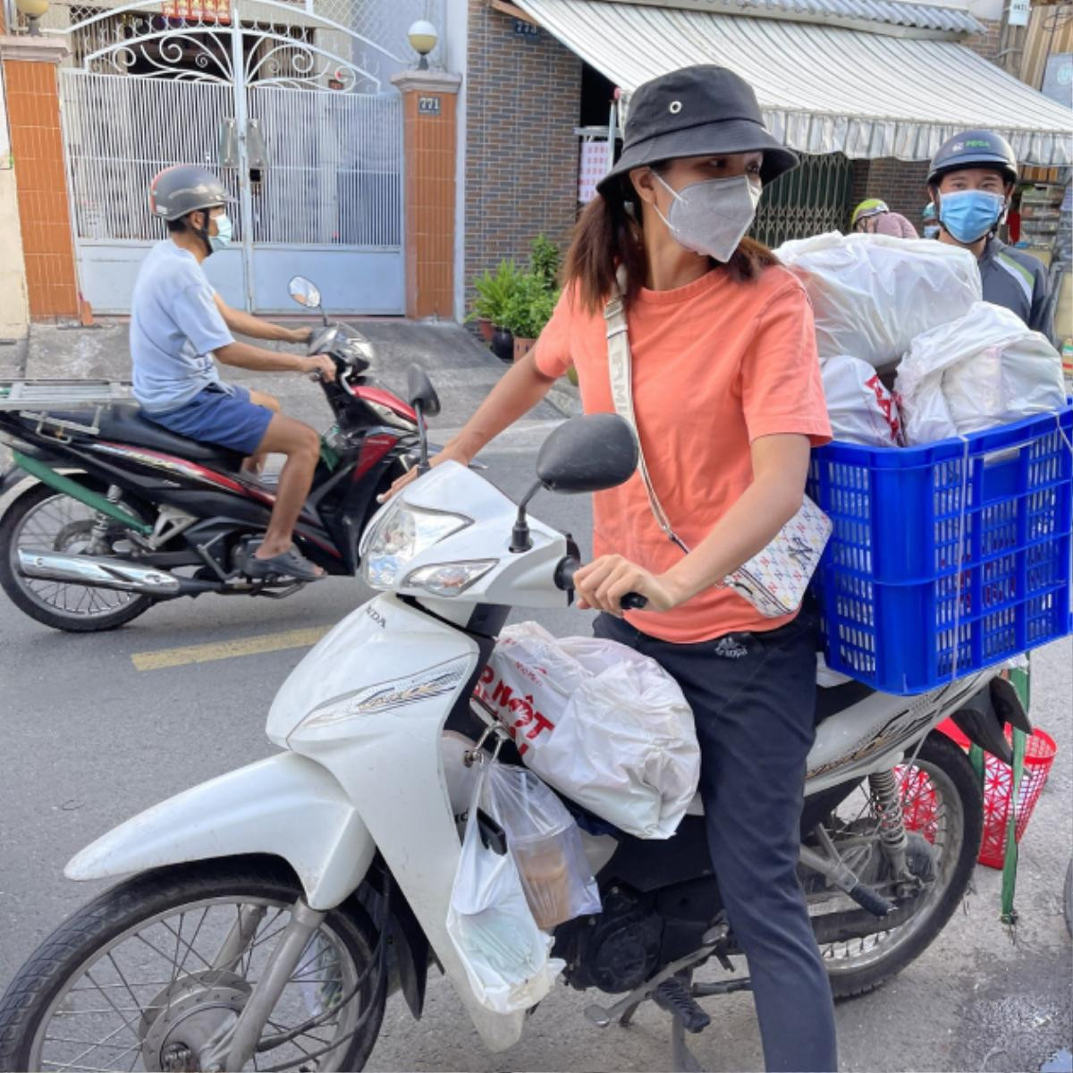 Nam Thư kỷ niệm 3 tháng làm tình nguyện viên: 'Thành phố mình sắp khỏe lại rồi' Ảnh 6