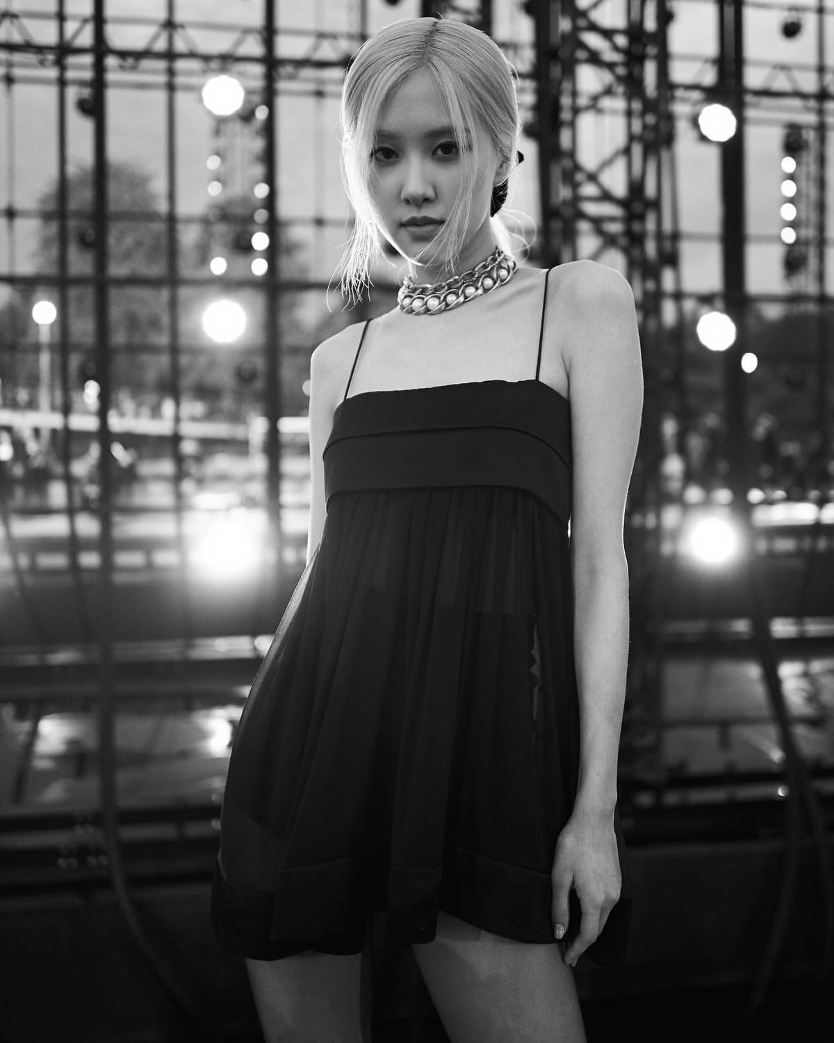 Rosé (BlackPink) suýt bật khóc khi nghe ca khúc solo của mình tại Paris Fashion Week Ảnh 5