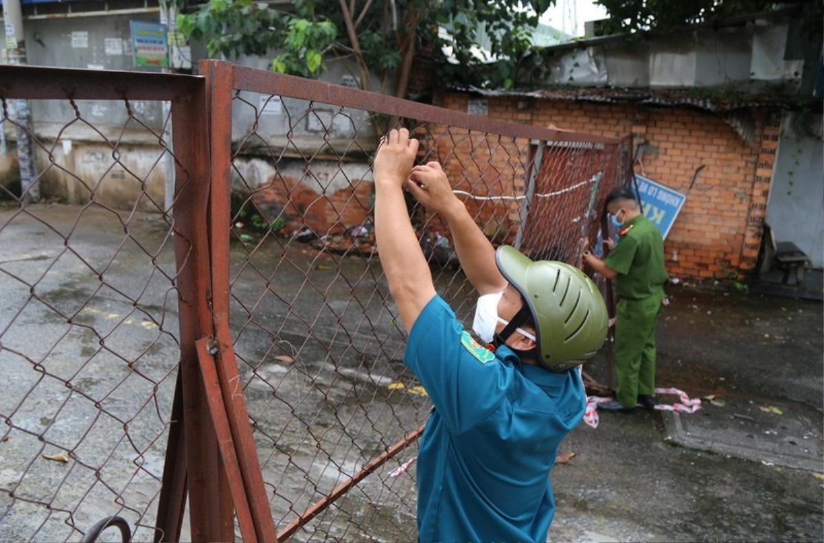 TP.HCM: Nhiều tuyến đường đồng loạt gỡ bỏ hàng rào, kẽm gai tại các chốt phong tỏa Ảnh 6