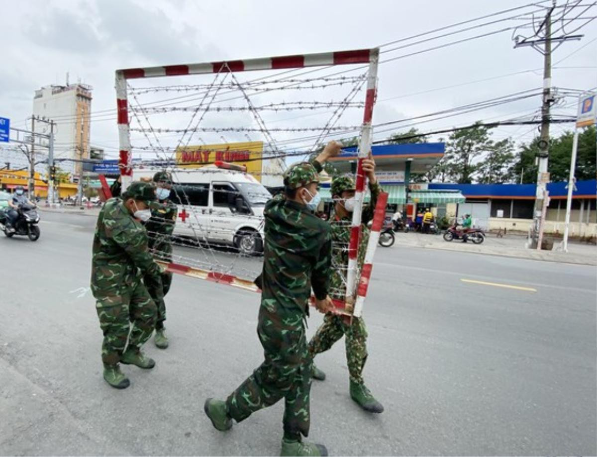 TP.HCM: Nhiều tuyến đường đồng loạt gỡ bỏ hàng rào, kẽm gai tại các chốt phong tỏa Ảnh 3