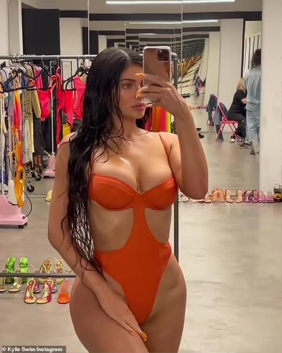 Kylie Jenner gặp lùm xùm tố bán swimsuit kém chất lượng Ảnh 5