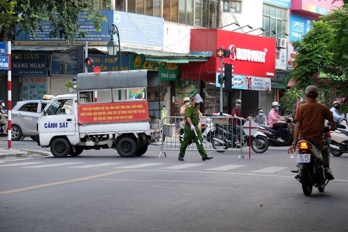 Video phong tỏa một tòa của Bệnh viện Việt Đức, thực hiện hàng loạt biện pháp y tế sau khi phát hiện F0 Ảnh 9