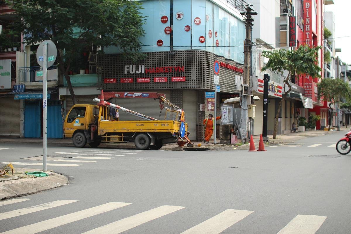 Buổi chiều đặc biệt ở Sài Gòn trước ngày 'nới lỏng': 'Sau bao ngày giãn cách, tôi vui lắm' Ảnh 3