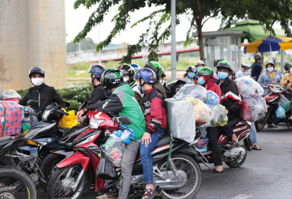 Hàng nghìn người dân đổ về quê trong đêm gây ùn tắc nghiêm trọng tại cửa ngõ phía tây TP.HCM Ảnh 8