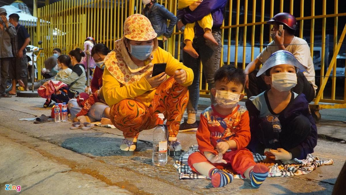 Hàng nghìn người dân đổ về quê trong đêm gây ùn tắc nghiêm trọng tại cửa ngõ phía tây TP.HCM Ảnh 6