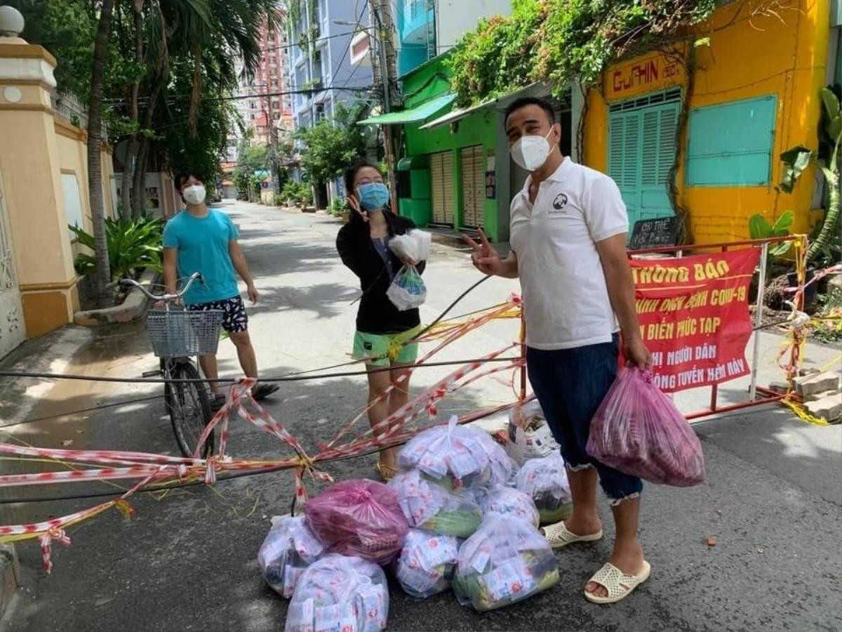 Bị chê bai 'làm màu' khi mang dép tổ ong ngồi lề đường ăn bánh mì, Quyền Linh phản hồi 'sắc bén' anti-fan Ảnh 3