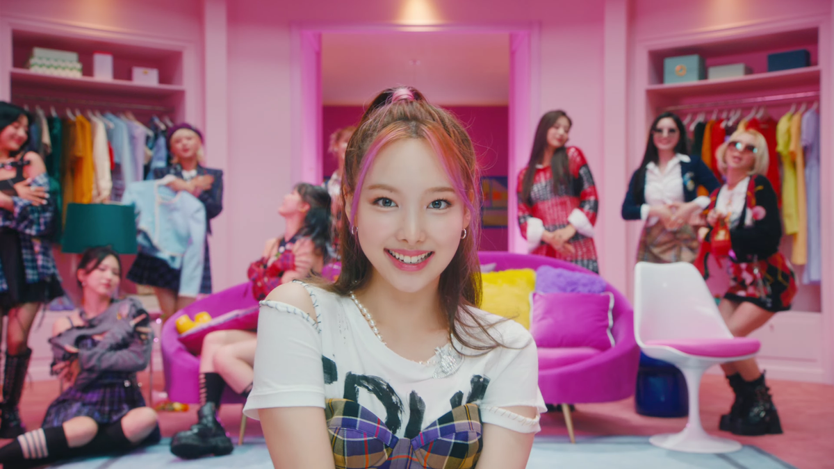 TWICE ngọt ngào với style học đường trong MV mới, tuy nhiên fan lại kêu than vì hình ảnh cuối clip Ảnh 23