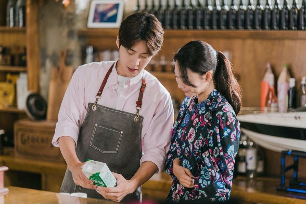 'Hometown Cha Cha Cha' tập 11: Khán giả ăn no 'cẩu lương' của Shin Min Ah và Kim Seon Ho Ảnh 3