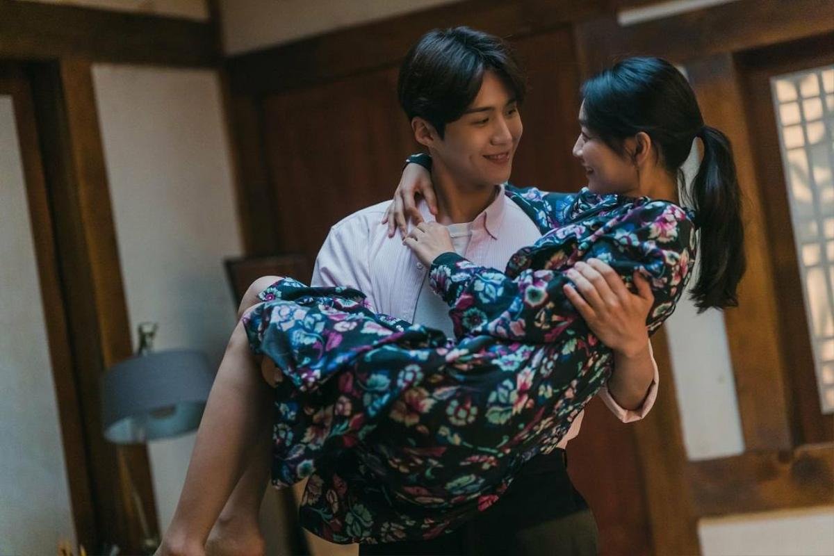 'Hometown Cha Cha Cha' tập 11: Khán giả ăn no 'cẩu lương' của Shin Min Ah và Kim Seon Ho Ảnh 4