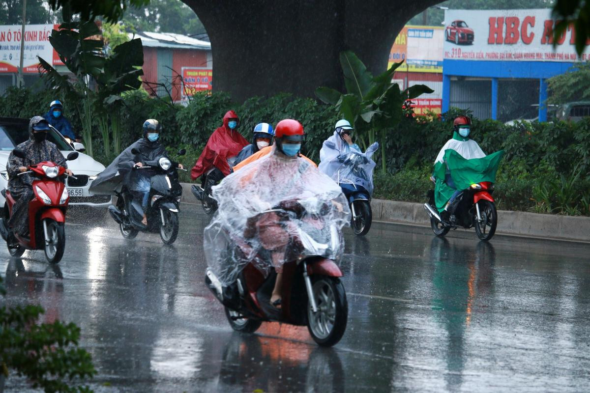 Mây đen cùng mưa tầm tã khiến người dân Hà Nội phải bật đèn đi làm vào sáng sớm thứ Hai đầu tuần Ảnh 6