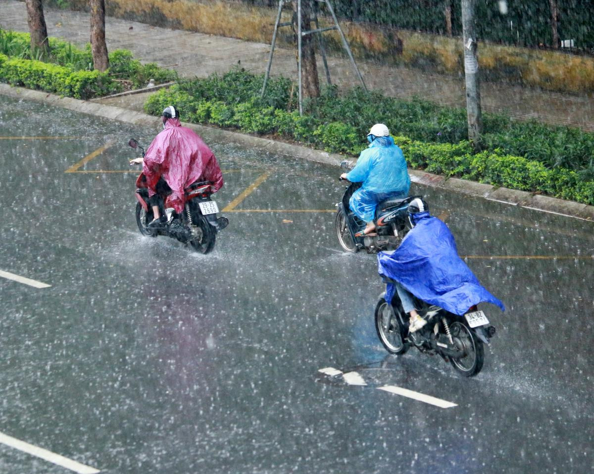 Mây đen cùng mưa tầm tã khiến người dân Hà Nội phải bật đèn đi làm vào sáng sớm thứ Hai đầu tuần Ảnh 8