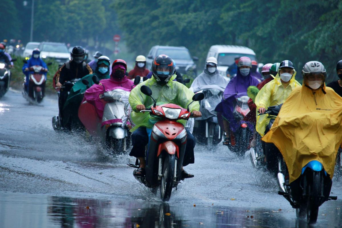 Mây đen cùng mưa tầm tã khiến người dân Hà Nội phải bật đèn đi làm vào sáng sớm thứ Hai đầu tuần Ảnh 5