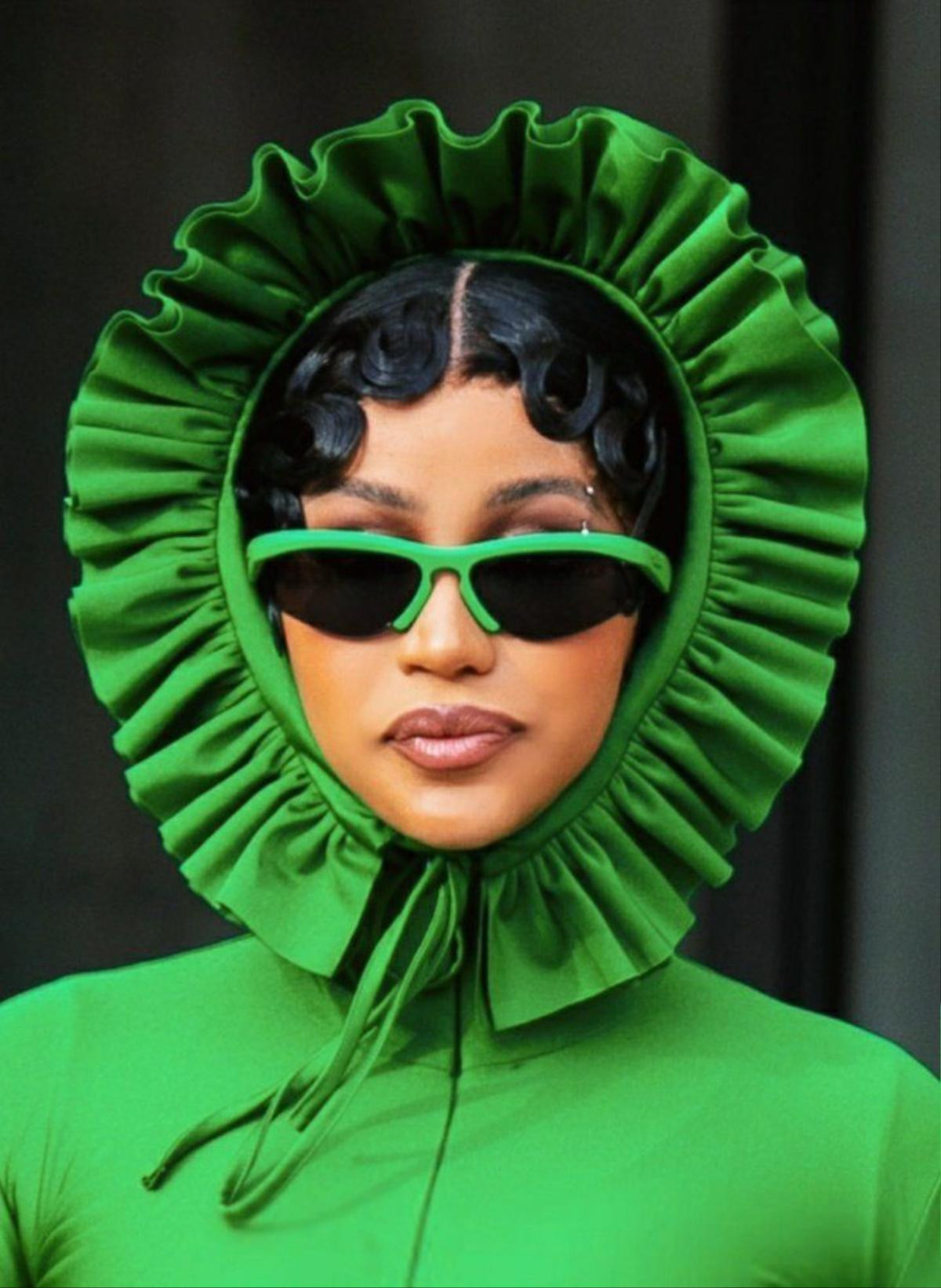 Cardi B gây choáng với vòng eo siêu nhỏ, cosplay cô tiên xanh tại Paris Fashion Week Ảnh 8