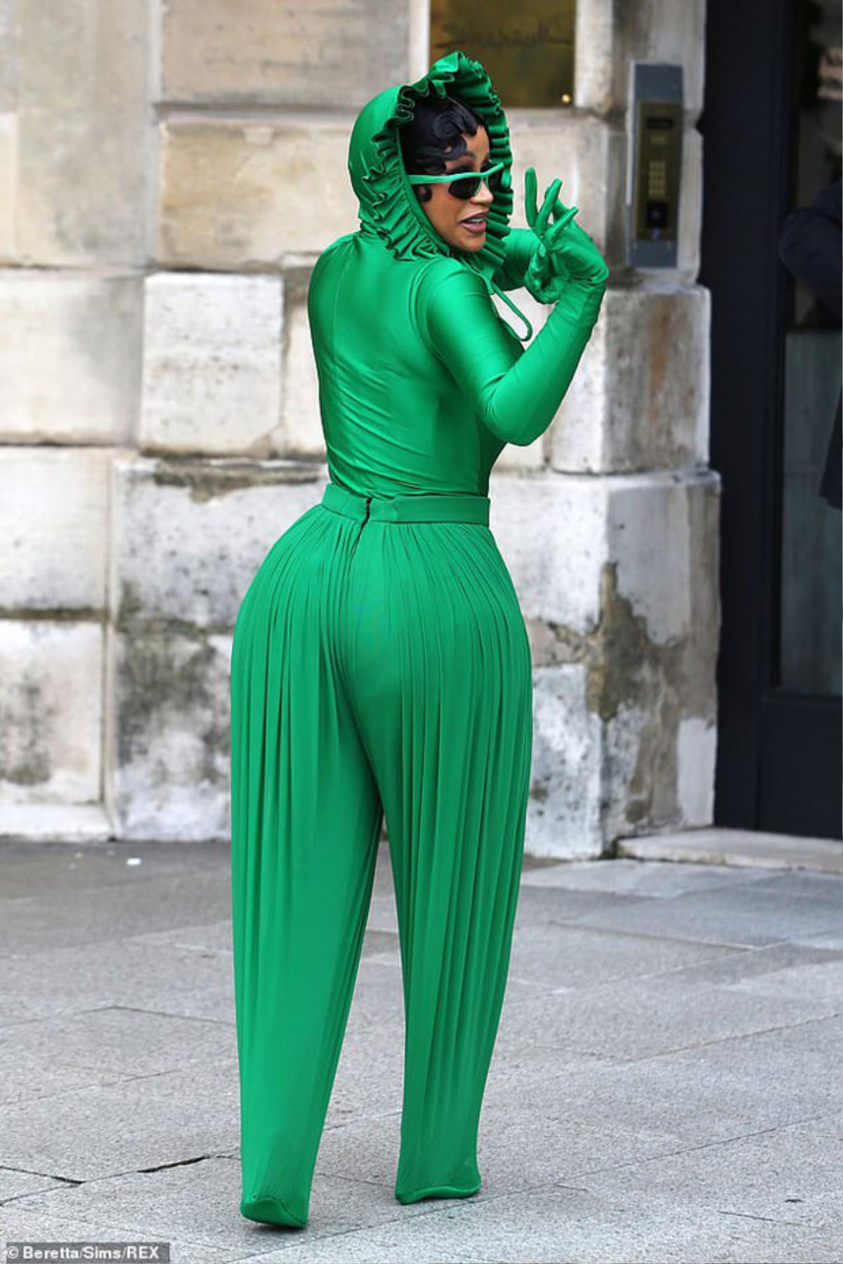 Cardi B gây choáng với vòng eo siêu nhỏ, cosplay cô tiên xanh tại Paris Fashion Week Ảnh 6