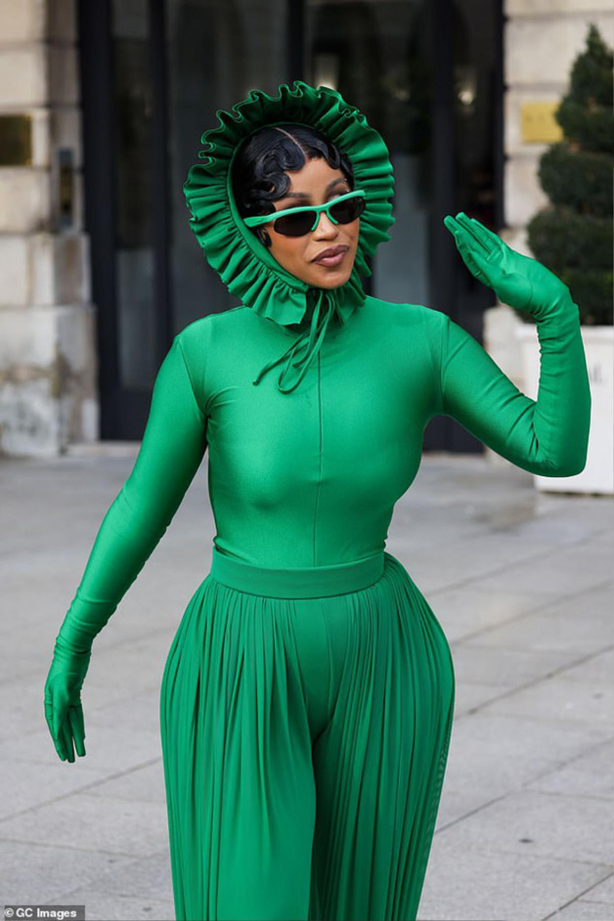 Cardi B gây choáng với vòng eo siêu nhỏ, cosplay cô tiên xanh tại Paris Fashion Week Ảnh 4