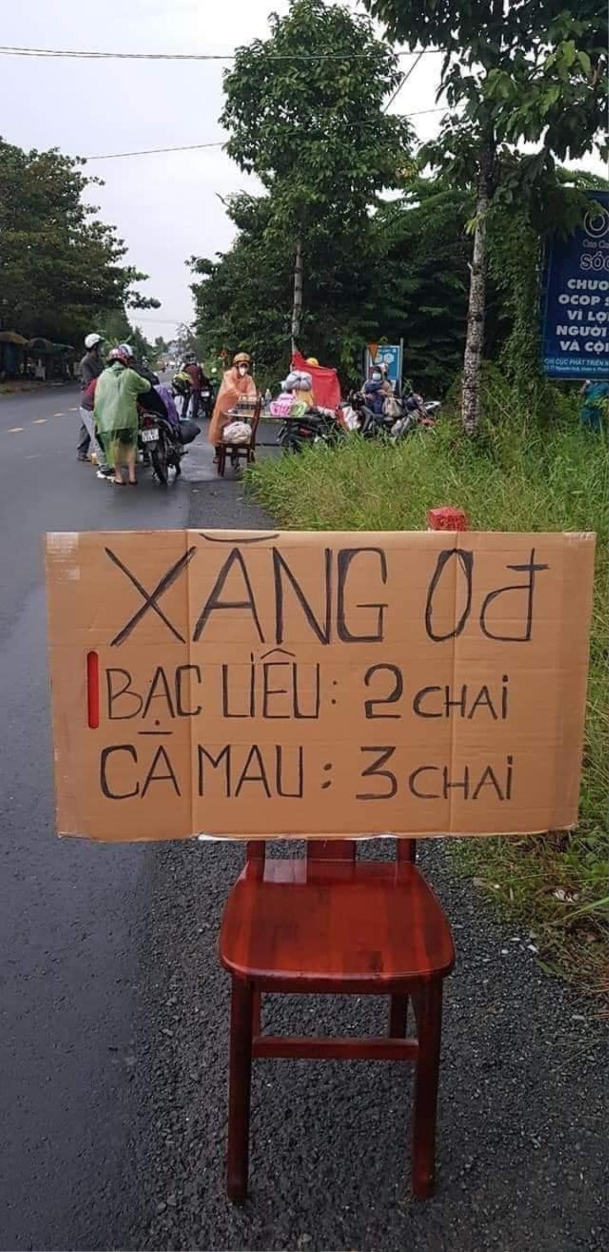 Can xăng, ổ bánh mì tình thương cho người dân về miền Tây: Trân quý làm sao hai tiếng 'đồng bào'! Ảnh 3