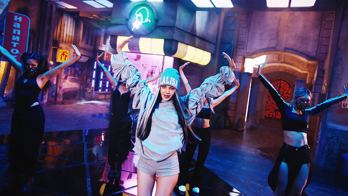 Chưa đầy 1 năm tuổi nhưng bé Lisa đã được Hà Hồ cho bắt trend LALISA của Lisa (BlackPink) Ảnh 1