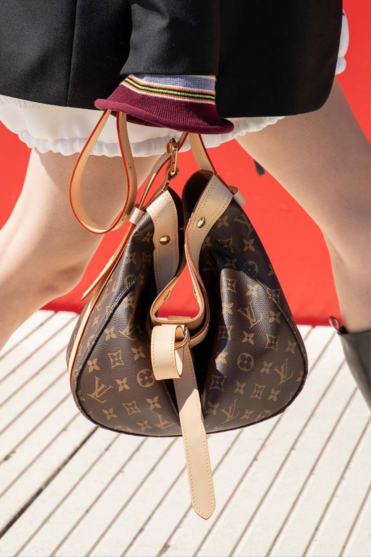 Người biểu tình 'náo loạn' buổi trình diễn thời trang của nhà mốt Louis Vuitton Ảnh 7