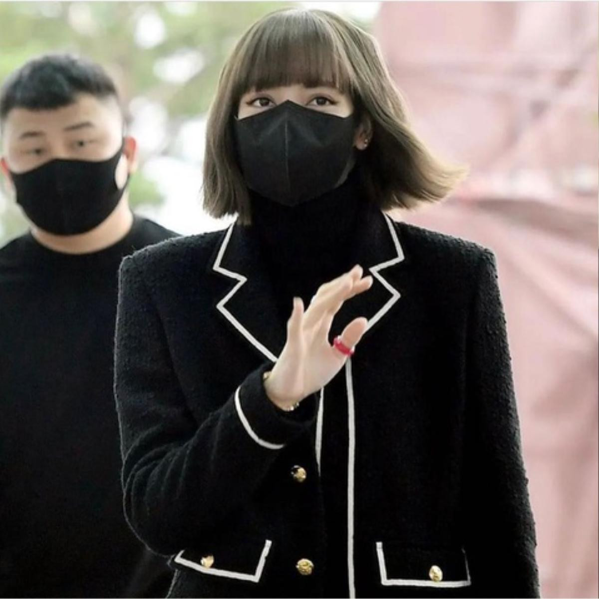 Lisa (BLACKPINK) bị đối xử bất công: Fan mắng CEO YG thậm tệ, nghi ngờ còn 'ném đá giấu tay' Ảnh 1