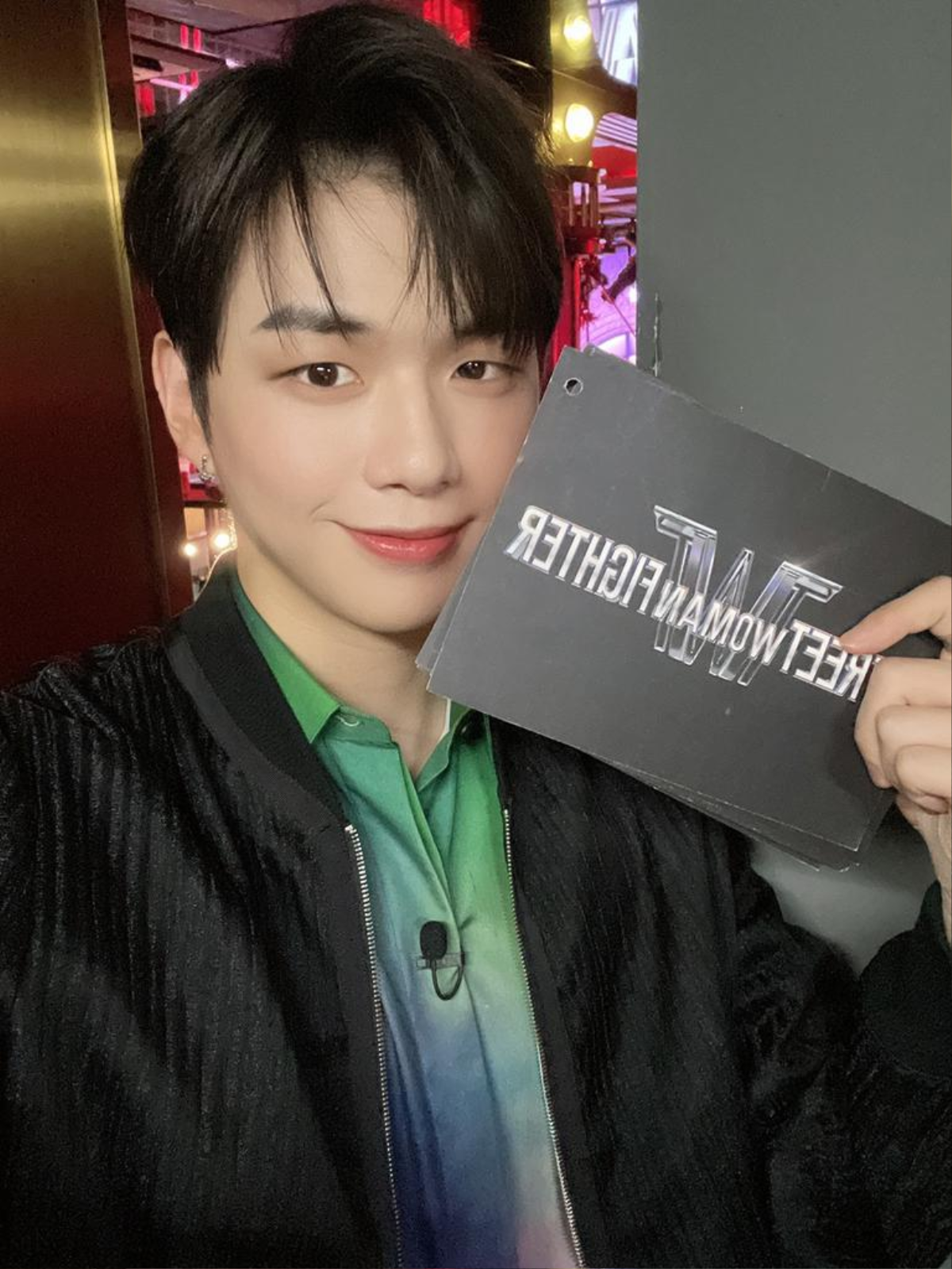 Kang Daniel ghi điểm với loạt hành động ga lăng khi làm MC trên Street Women Fighter Ảnh 2