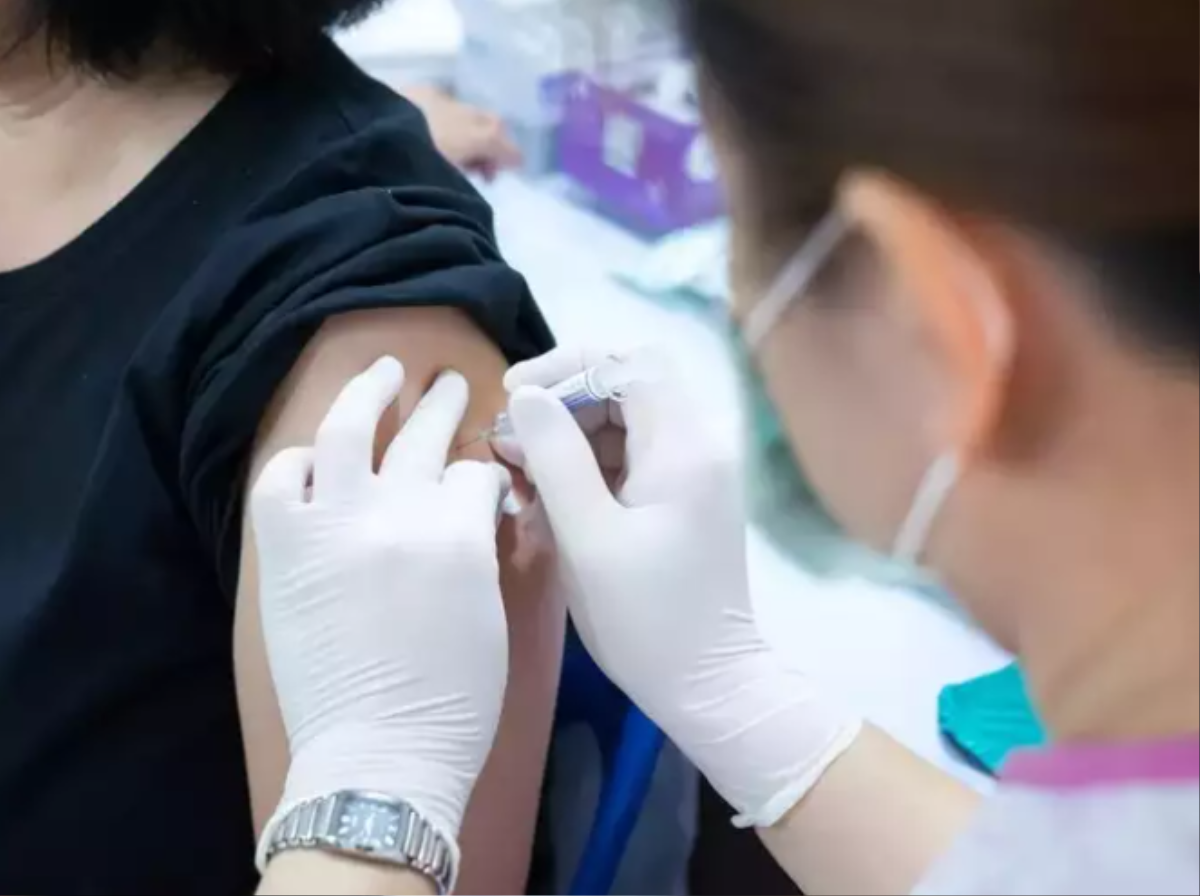 Cơ thể phản ứng ra sao sau khi tiêm vaccine cúm và Covid-19 cùng lúc? Ảnh 1