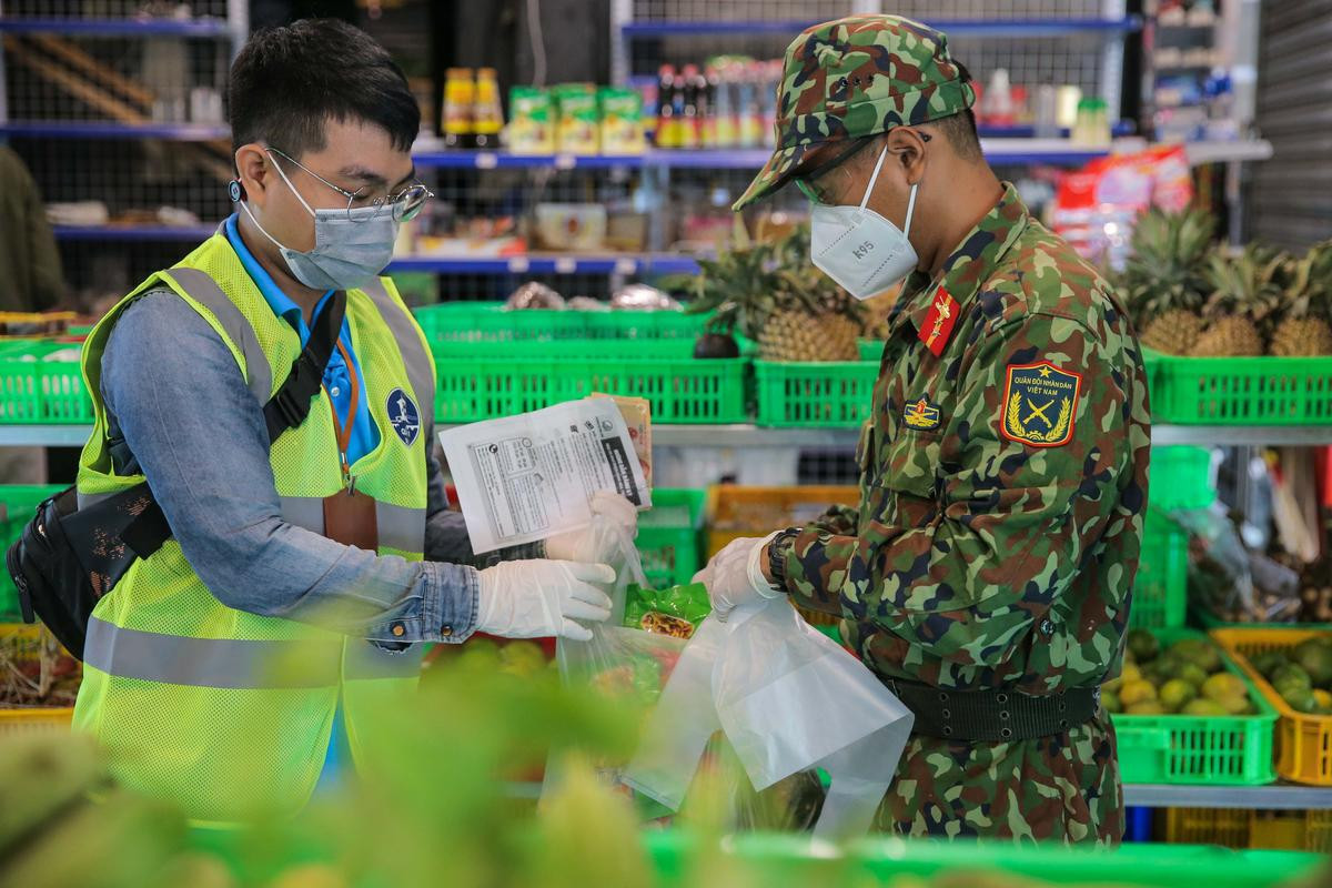 Những cái ôm bịn rịn lúc chia tay giữa các anh bộ đội và bà con sau thời gian chống dịch ở TP.HCM Ảnh 3