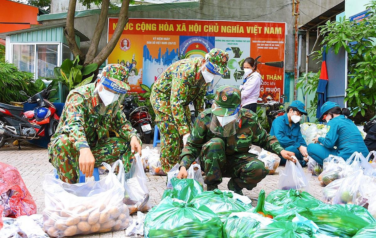 Những cái ôm bịn rịn lúc chia tay giữa các anh bộ đội và bà con sau thời gian chống dịch ở TP.HCM Ảnh 1