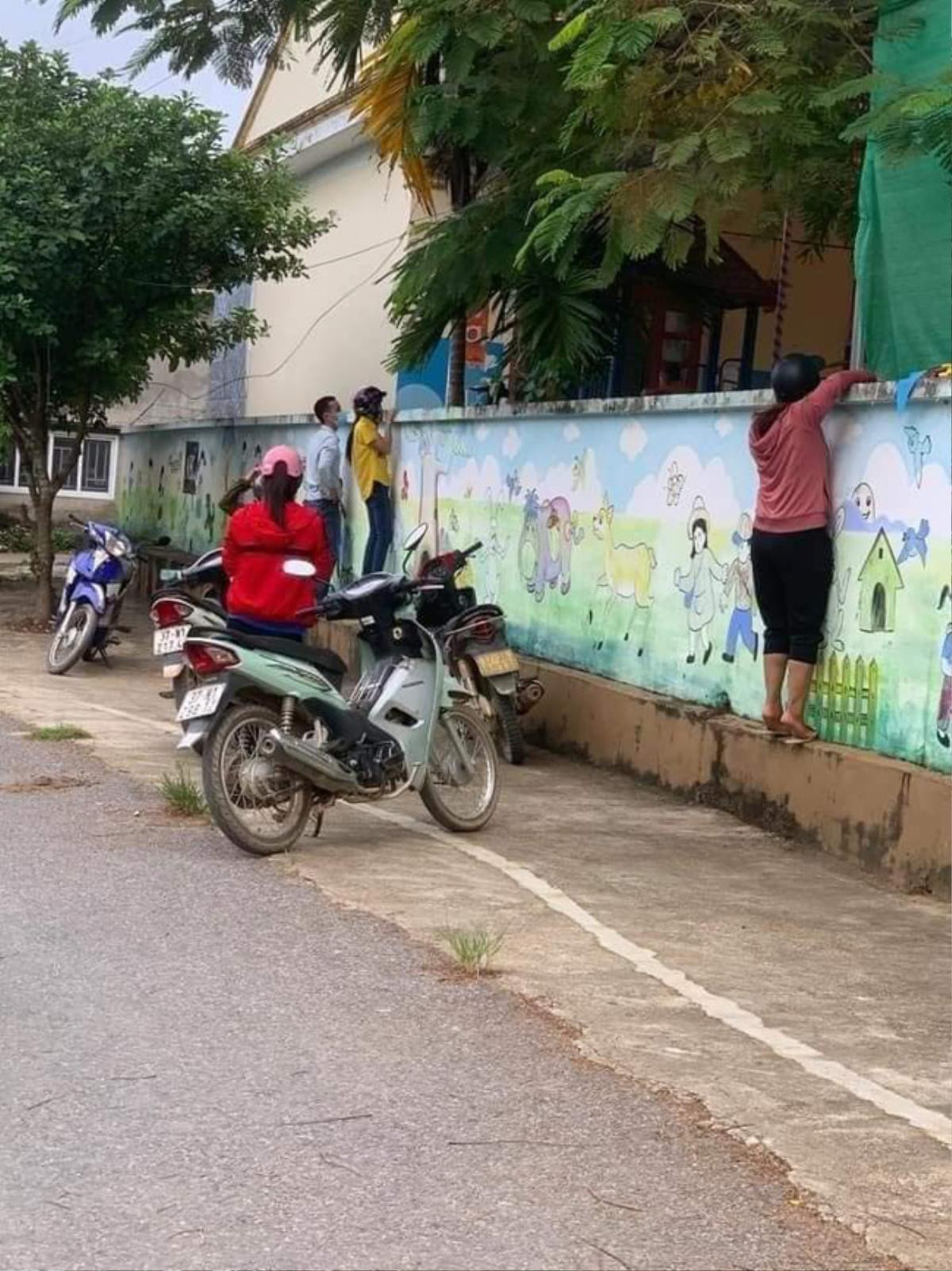 Nhìn loạt ảnh 'lăn lê bò toài', trèo lên tường 'lén lút' ngó nghiêng, phụ huynh nào cũng gật gù đồng cảm Ảnh 1