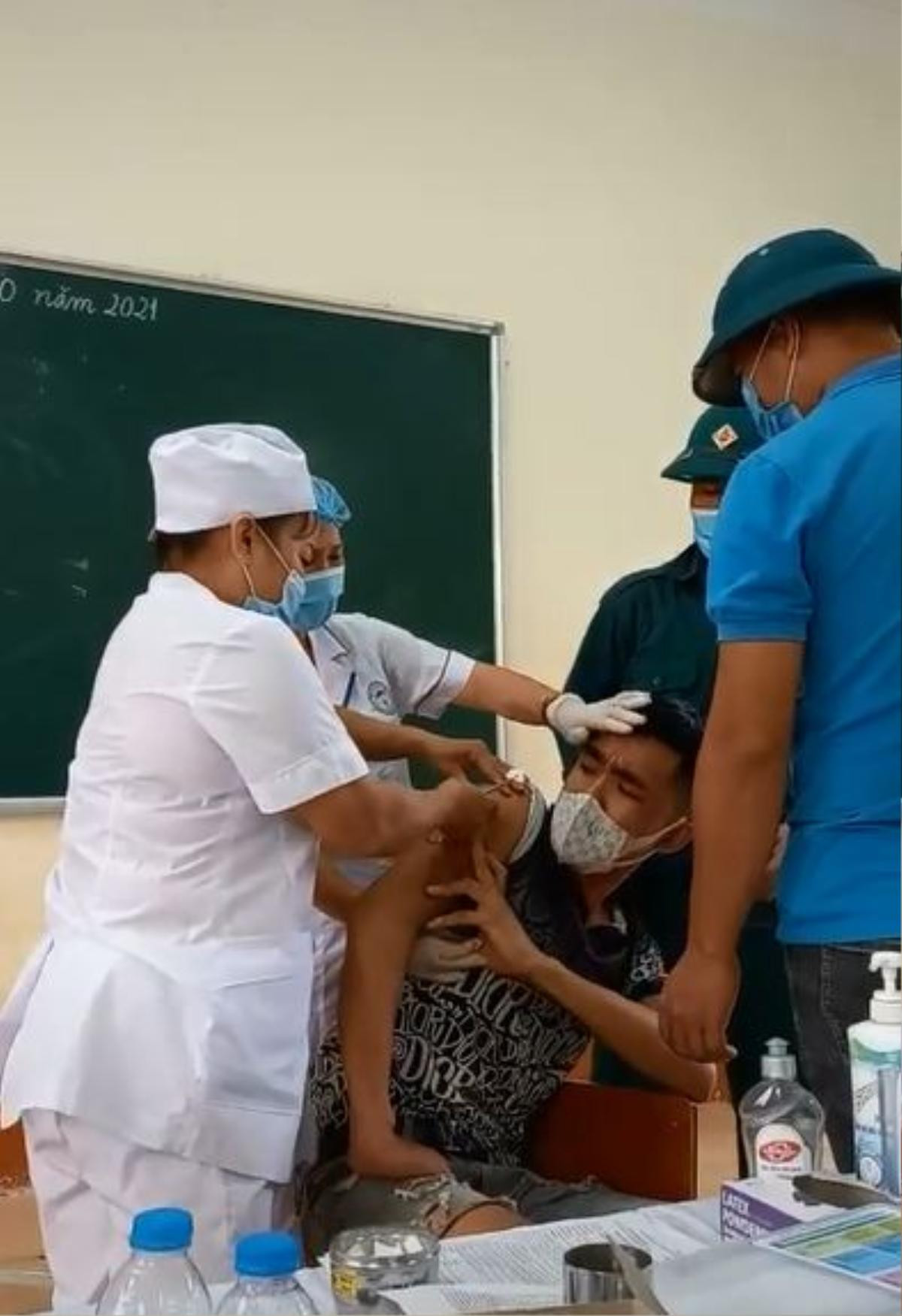 Clip: Nam thanh niên kêu la oai oái khi tiêm vaccine, mũi kim chưa chạm vào da đã kêu đau Ảnh 2