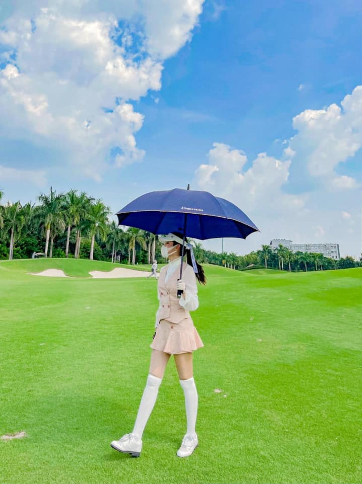 Á hậu Huyền My chơi golf thôi mà lên đồ sang chảnh như đi tiệc thời trang Ảnh 1