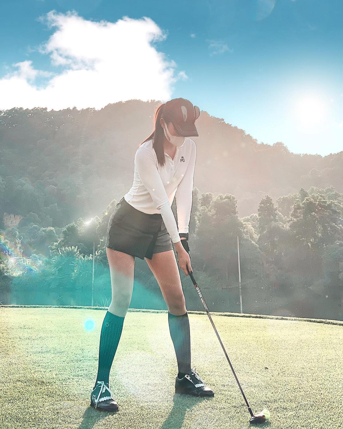 Á hậu Huyền My chơi golf thôi mà lên đồ sang chảnh như đi tiệc thời trang Ảnh 5