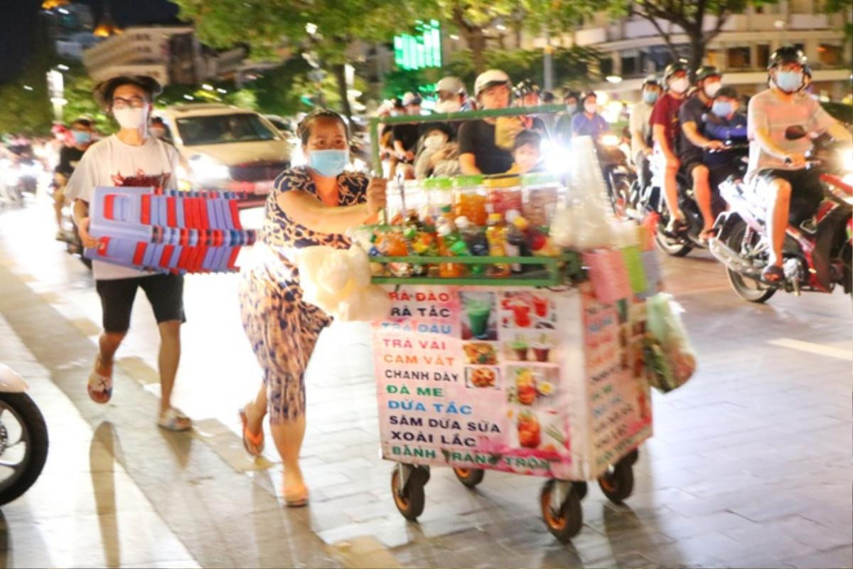 TP.HCM: Người dân ùn ùn đổ ra phố đi bộ Nguyễn Huệ, lực lượng chức năng giải tán nhiều nhóm tụ tập Ảnh 5