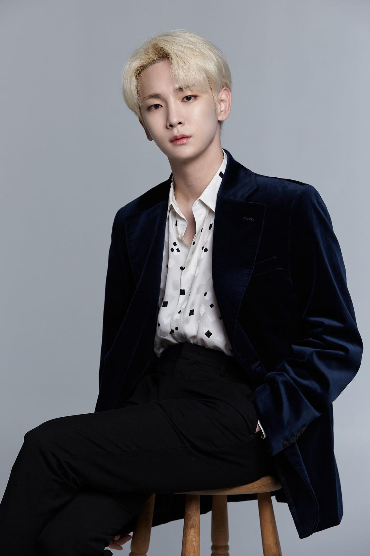 Key (SHINee) bật khóc nức nở từ sân khấu ra ngoài đường: Fan vừa cười vừa thương Ảnh 1