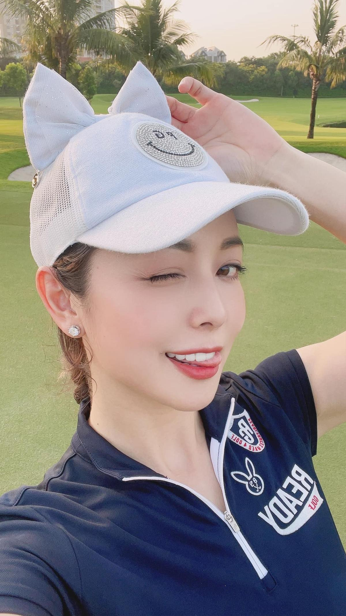 Hiếm hoi Hoa hậu Jennifer Phạm 'cưa sừng làm nghé' với trang phục Golf Ảnh 1