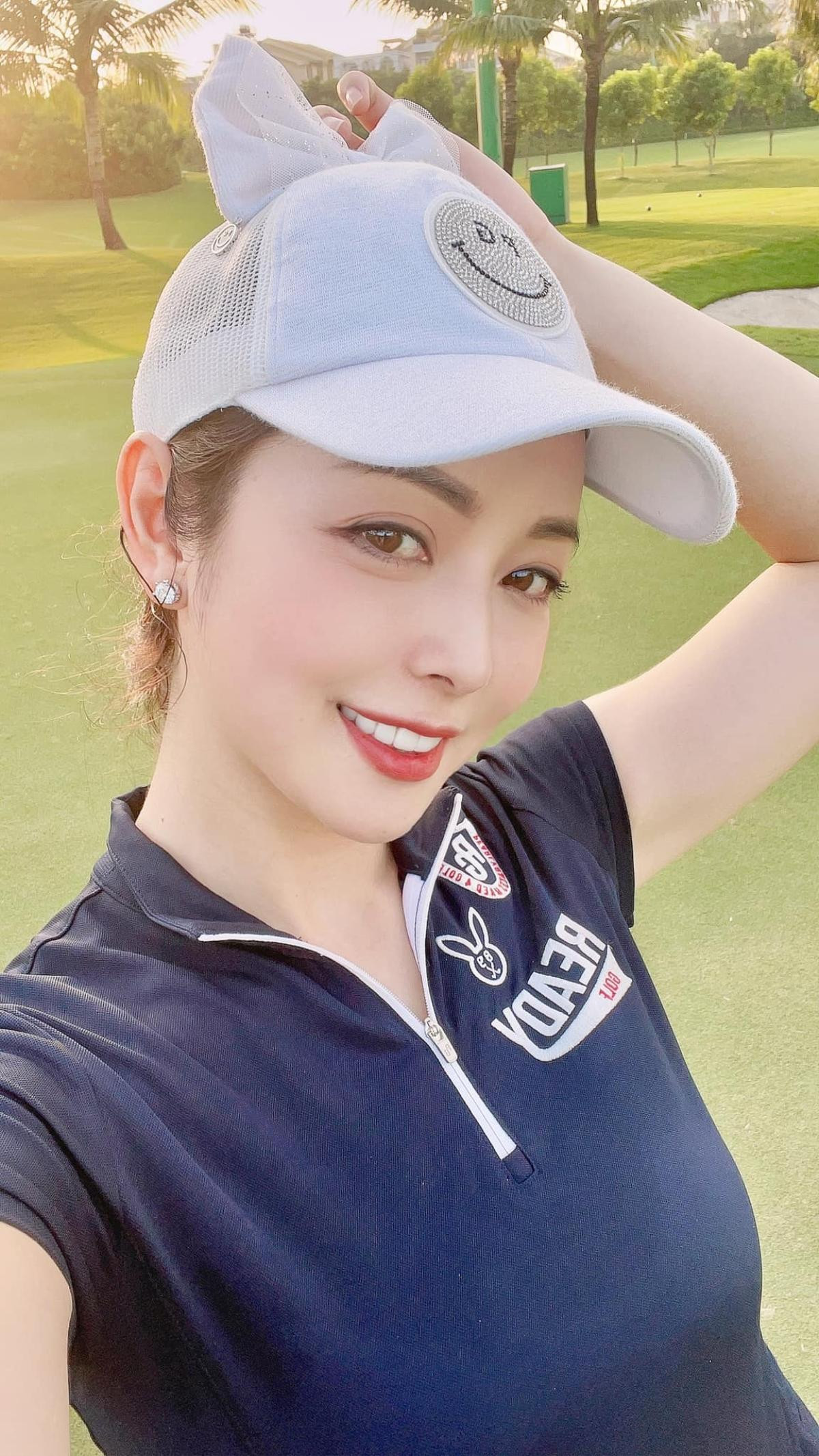 Hiếm hoi Hoa hậu Jennifer Phạm 'cưa sừng làm nghé' với trang phục Golf Ảnh 2