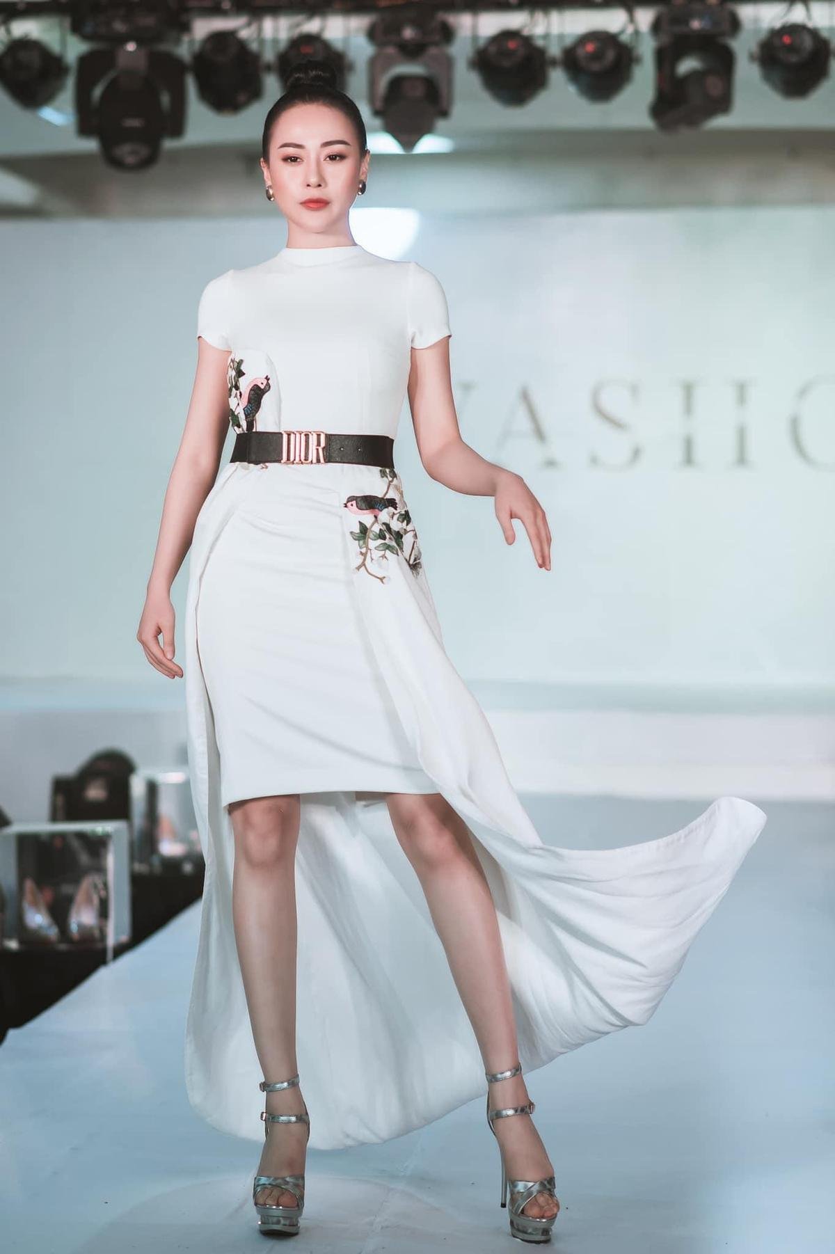 Những lần diễn catwalk của Phương Oanh Nam nọng, đỉnh cỡ nào mà toàn là vedette? Ảnh 9