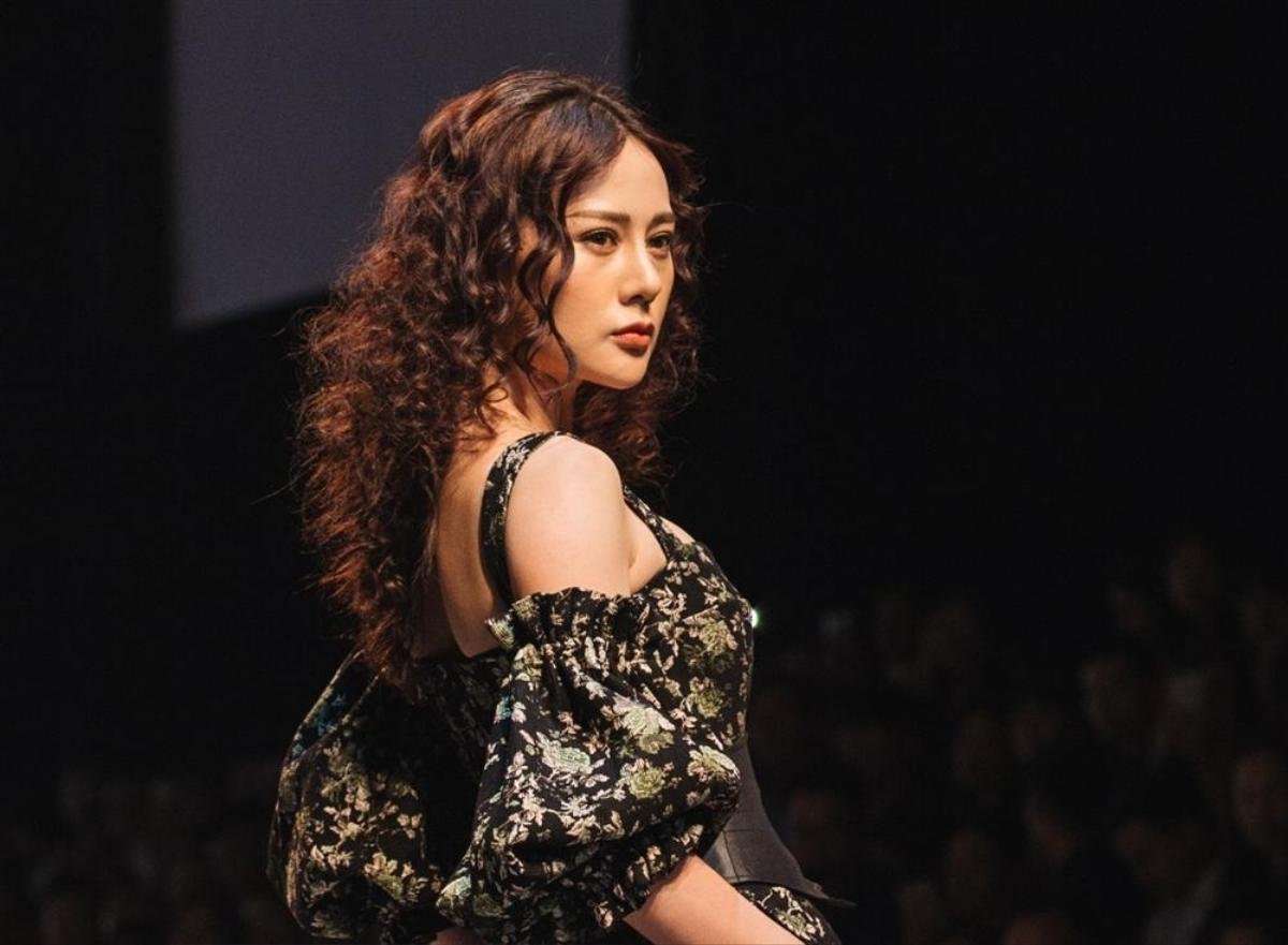 Những lần diễn catwalk của Phương Oanh Nam nọng, đỉnh cỡ nào mà toàn là vedette? Ảnh 3