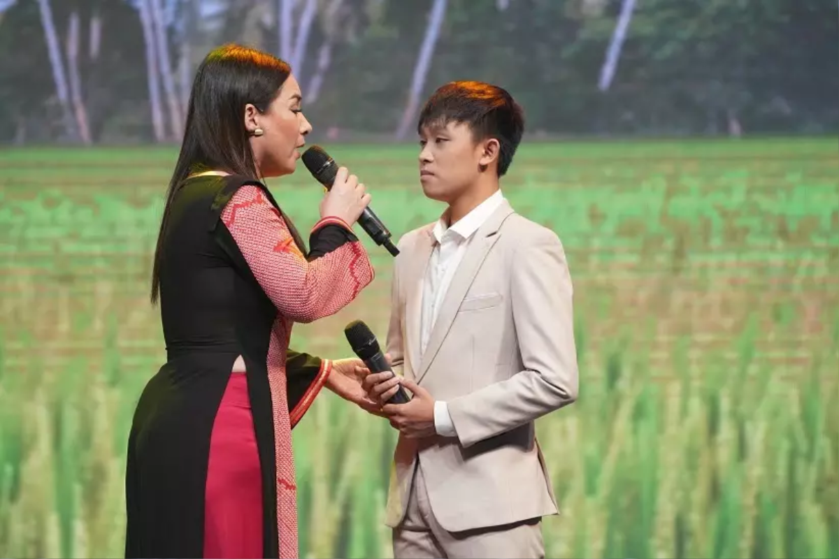 Clip: Không chỉ song ca ăn ý, Hồ Văn Cường đã từng chăm sóc mẹ nuôi Phi Nhung rất tận tình trên sân khấu Ảnh 8