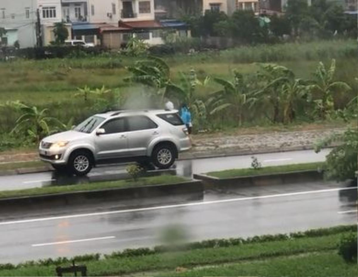 Clip: Cặp đôi đứng cãi nhau trong mưa, đoạn kết khiến dân tình 'cười bò', cô gái được 'khen nức nở' Ảnh 5