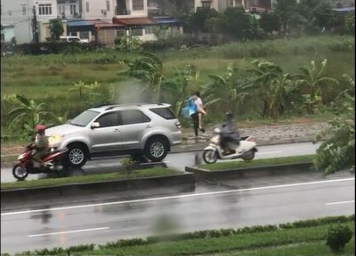 Clip: Cặp đôi đứng cãi nhau trong mưa, đoạn kết khiến dân tình 'cười bò', cô gái được 'khen nức nở' Ảnh 3