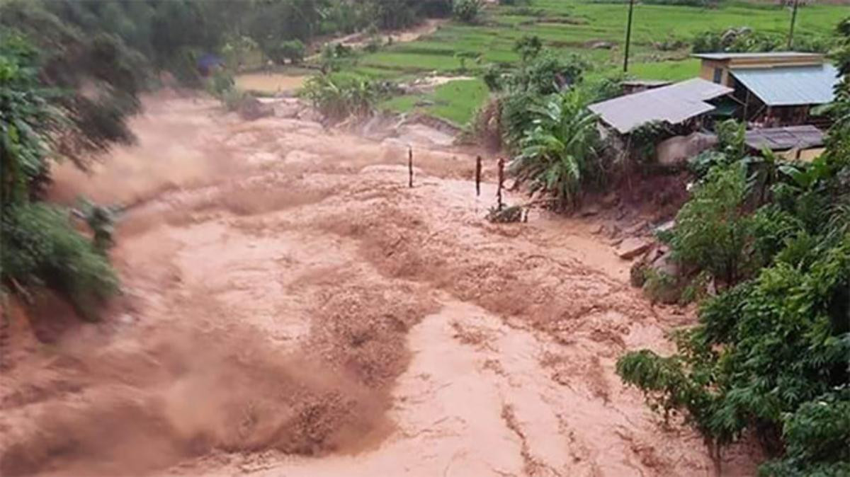 Mưa lũ cuốn trôi 2 người ở Yên Bái, trong đó có một cháu bé 3 tuổi Ảnh 1