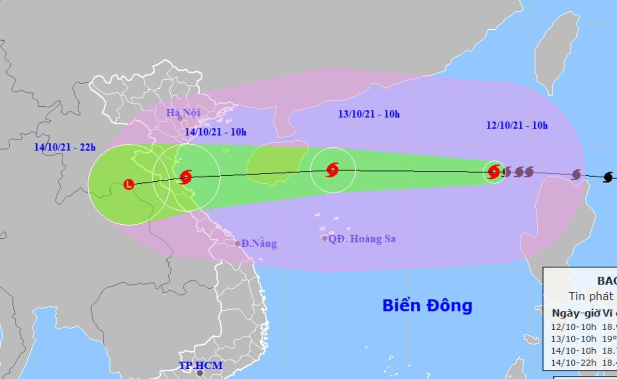 Bão số 8, giật cấp 13 vừa đi vào Biển Đông, đang tiếp tục mạnh thêm, độ rủi do thiên tai cấp 3 Ảnh 1