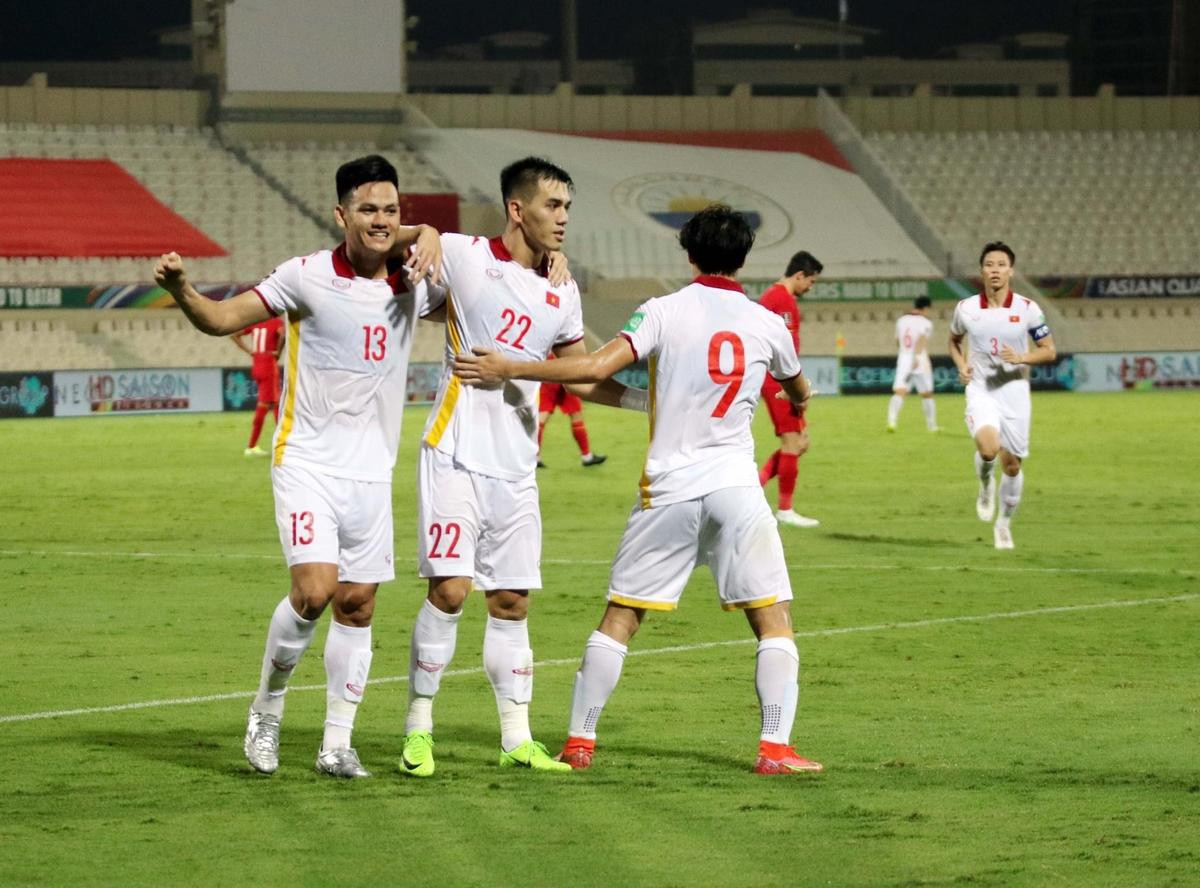 Việt Nam thua ngược Oman 1-3: Bài học đắt giá cho những pha phạm lỗi trong vòng cấm Ảnh 1