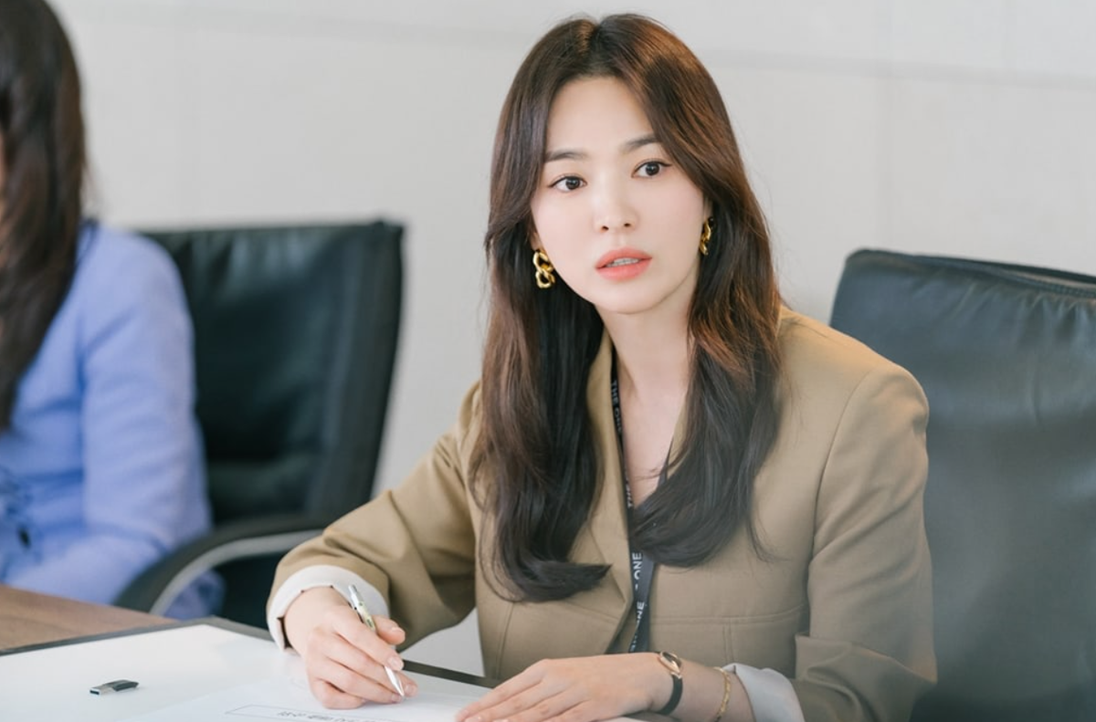 Song Hye Kyo 'hẹn hò' với 'tình trẻ' Lee Do Hyun trong phim mới của biên kịch 'Hậu duệ mặt trời'? Ảnh 9