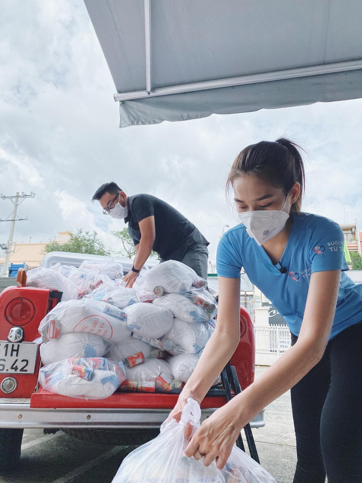 Hoa hậu Đỗ Hà ăn mặc giản dị đi cứu trợ lương thực cho người khuyết tật, người già neo đơn Ảnh 7