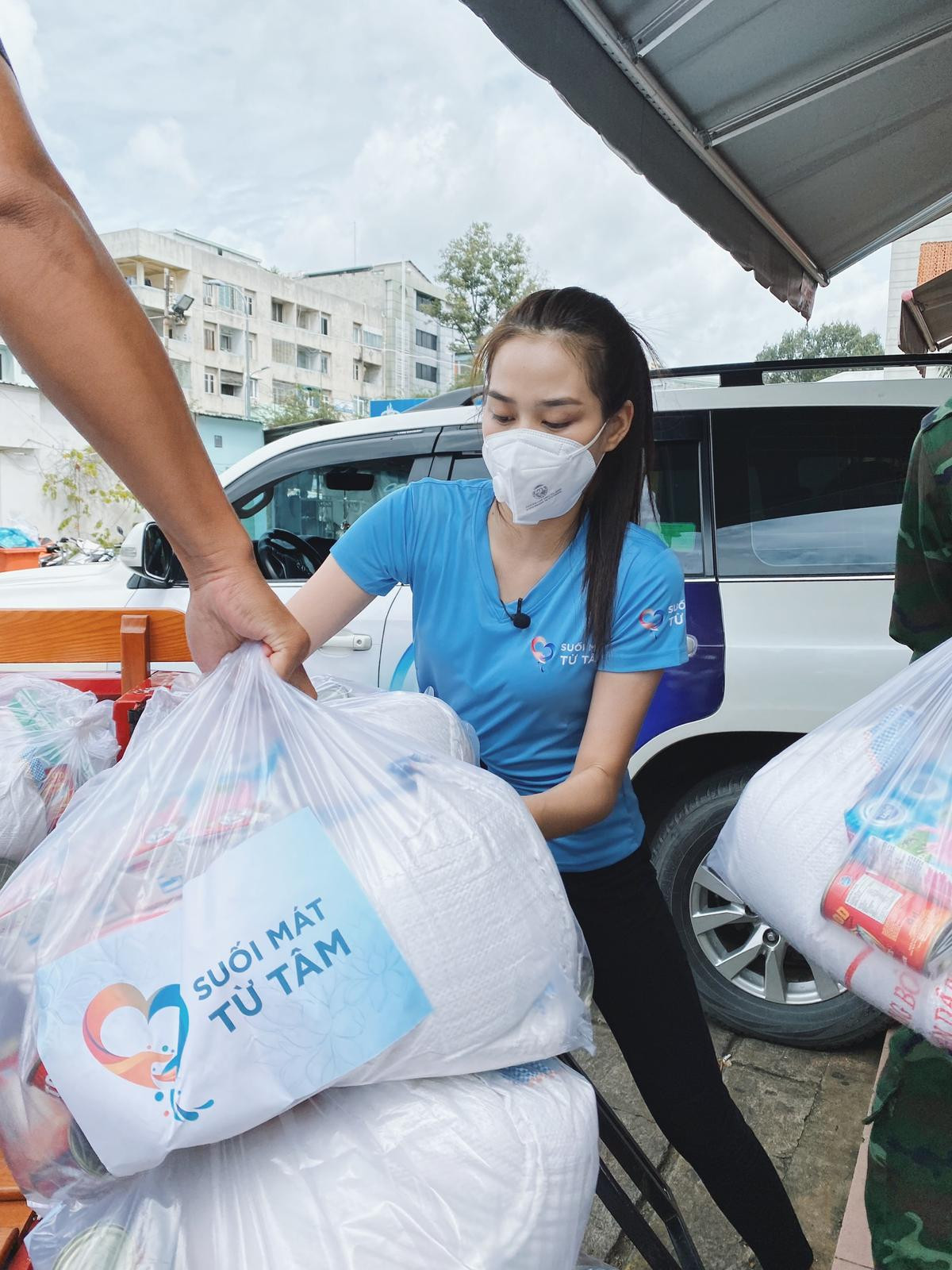 Hoa hậu Đỗ Hà ăn mặc giản dị đi cứu trợ lương thực cho người khuyết tật, người già neo đơn Ảnh 4