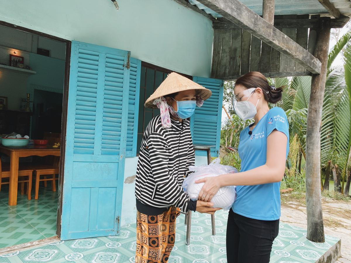 Hoa hậu Đỗ Hà ăn mặc giản dị đi cứu trợ lương thực cho người khuyết tật, người già neo đơn Ảnh 6